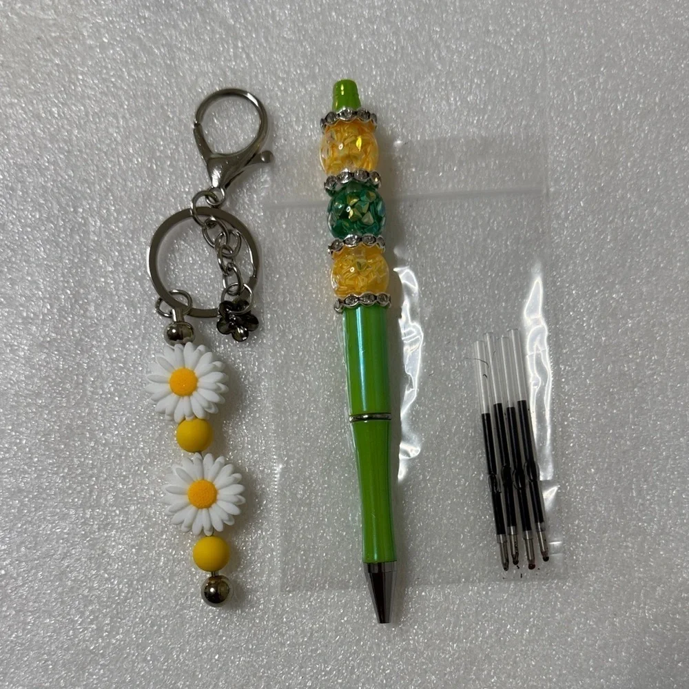 🌼 Daisy Charm Keychain & Beaded Pen Set – 4 Refills Included!